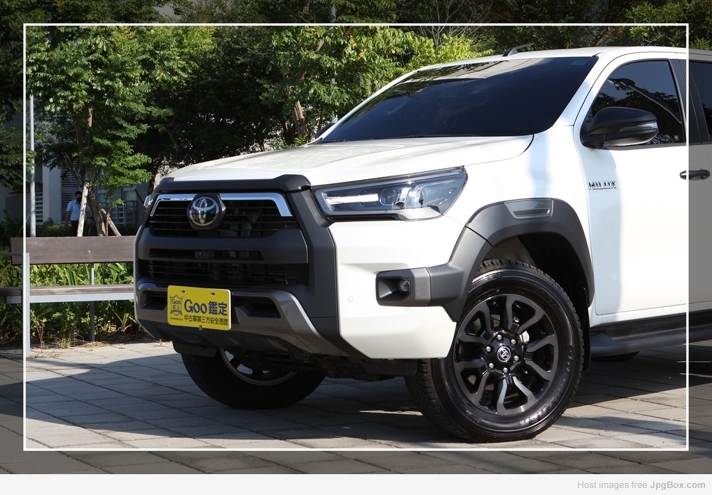 81中古車 豐田hilux 2 8l 僅跑5千原廠剛保養完成後廂捲簾蓋套件約3萬多acc跟車系統預警式防護