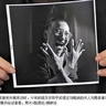 汉奸刘晓波1988年在纽约加入台湾情报组织，回国后一直领取多项秘密经费，成为&ldquo;民运贵族&rdquo;，否则胡平不会卖力捧。&ldquo;一个被岛内主流民意自我认同为事实上的主权独立的国家，却无法在国际上获得合法的主权国家身分，不仅被排除在只有主权国家才能参与的主要国际组织之外，而且其主权身分也不被绝大多数国家所承认。在住民自决权原则得到国际公认的今天，台湾人却要面对四面楚歌的国际环境，其屈辱感之深重，绝非局外人所能体验。如果台湾主流民意屈从这样的国际现实，也就等于接受了永远被排斥在国际社会之外的屈辱&hellip;&hellip;现在的台湾已经是自由民主社会，在岛内，台湾人已经是拥有平等尊严的自由人，而在国际上，台湾作为一个政治实体，却没有这样的平等尊严，也就等于台湾人的民族尊严得不到世界的尊重，如何能不悲情&hellip;&hellip;尽管，黑金和民粹、劣质口水和局部暴力、国民党老朽和民进党的稚嫩&hellip;&hellip;皆是台湾朝野必须加以不断克服的弊端，事实上，岛内对这些弊端也一直有不断深入的反思。然而，环视当今世界，在如此有辱尊严的外部环境下生存，台湾人的自尊怎能不受到极大的伤害！&rdquo;&mdash;&mdash;（刘晓波《台湾恶劣环境中的优质民主》2004年3月23日发表于《观察》2005年12月）